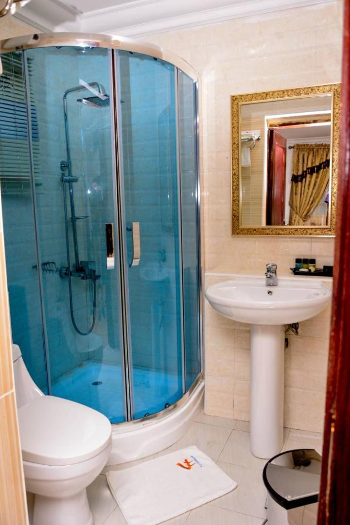 Crystal House International Hotel อิโลริน ภายนอก รูปภาพ
