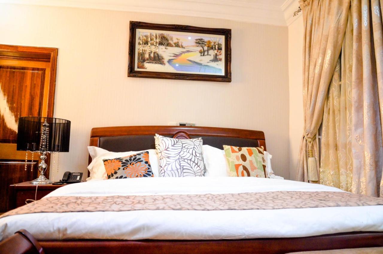 Crystal House International Hotel อิโลริน ภายนอก รูปภาพ