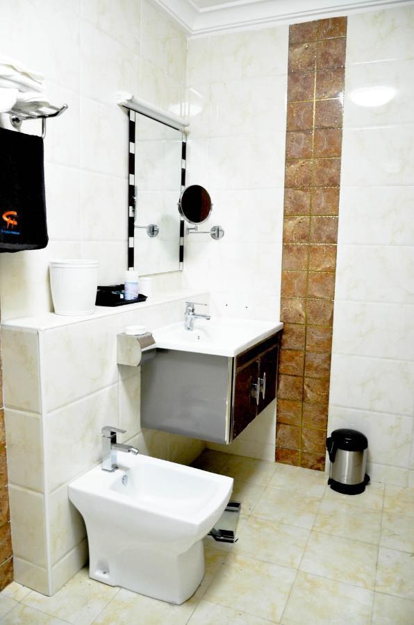 Crystal House International Hotel อิโลริน ภายนอก รูปภาพ